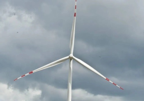 Pożar wiatraka pod Piotrkowem Trybunalskim. Dym był widoczny z kilku kilometrów