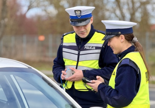 Uśmiech, który daje do myślenia. Policjanci z Szamotuł włączają się w niecodzienną akcję drogową