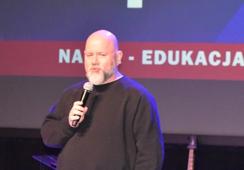 Jak powstają seriale? Artur Kowalewski, pochodzący z Nysy producent filmowy i scenarzysta opowiedział o tym podczas Nyskiego Festiwalu Nauki