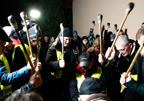 Iłża znów zabrzmiała rytmem barabanu. Nocna tradycja przyciągnęła tłumy mieszkańców