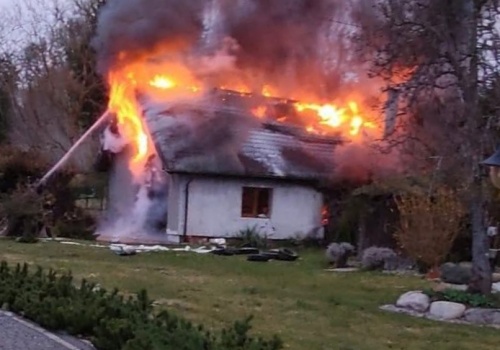 Pożar w Izbicy w powiecie słupskim. Dwugodzinna akcja strażaków