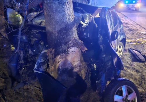 Tragedia na Pomorzu, samochód uderzył w drzewo. Za kierownicą 17-latek