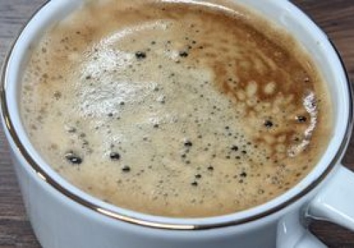 Wielu Polaków dolewa do kawy zamiast zwykłego mleka. Jeden z najgorszych wyborów