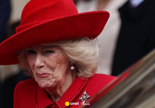 Królowa Kamila w czerwieni świętuje Wielkanoc. Uwagę zwraca jeden szczegół