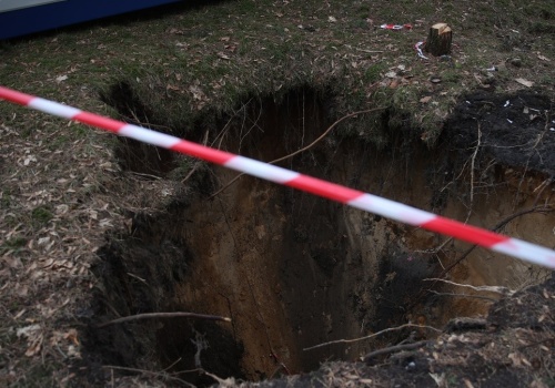 Kolejne zapadlisko w Trzebini. Dziura obok nasypu kolejowego