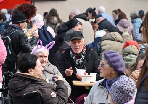 Katowice: setki osób zasiadły przy stole podczas Metropolitalnego Śniadania bez Samotności