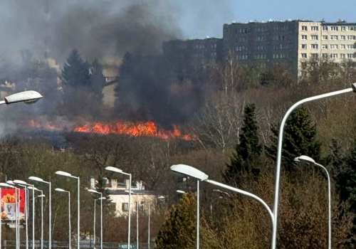 Pożar na Górkach Czechowskich. Strażacy walczą z ogniem, czarny dym widoczny nad Lublinem