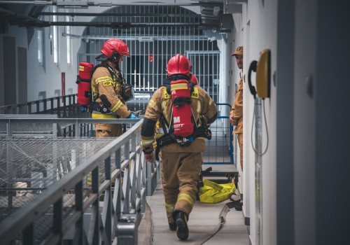 Wrocławscy strażacy na ćwiczeniach w więzieniu