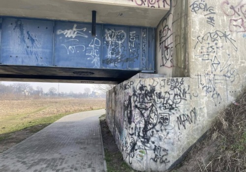 Wandale pomalowali elewację mostu kolejowego w Łowiczu
