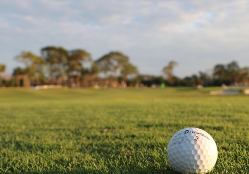 Traktorzysta pojechał na skróty przez pole golfowe. Kto zapłaci za szkody 15 tysięcy euro?