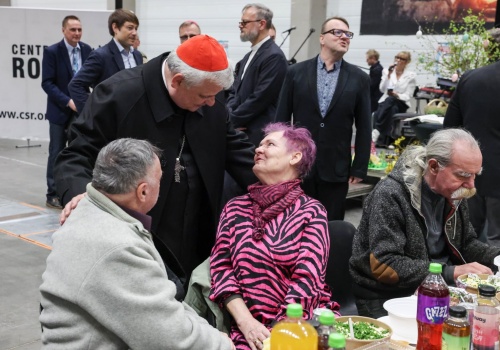 Kard. Krajewski w Wielkanoc: bądźmy pięknymi kwiatami z Łodzi