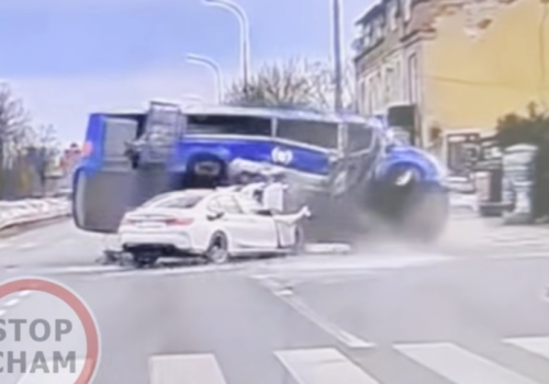 BMW na czerwonym, bus na boku. Do sieci trafiło nagranie