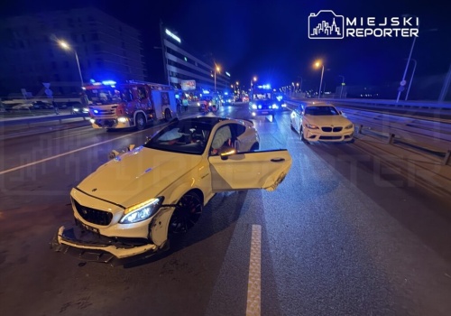 Nocny karambol i cztery rozbite auta w Alejach Jerozolimskich. Jedna osoba trafiła do szpitala