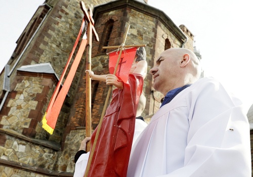 Mężczyźni wyruszą z figurą Zmartwychwstałego w 10-kilometrową procesję