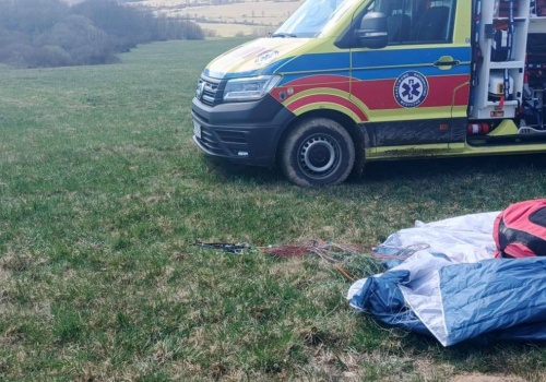 Wypadek paralotniarza w Mszanie. Na miejscu interweniowały służby ratunkowe