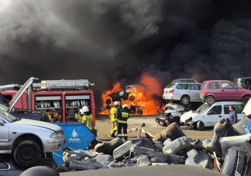 Pożar na złomowisku w Oławie. Trwa walka z ogniem