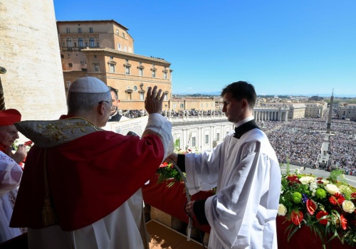 „Zło nie ma ostatniego słowa, ponieważ zostało pokonane przez Zmartwychwstałego”. Papież zaapelował o pokój i złożył życzenia po polsku