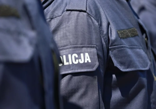 Szokujące sceny przy szpitalu. Policjant oddał strzał, 51-latek nie żyje