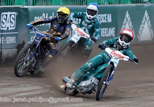 Żużel. Kibice Falubazu przerażeni! Lider zabrany do szpitala