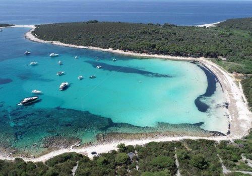 Najpiękniejsze piaszczyste plaże Chorwacji. Oto TOP miejsca idealne na wakacje