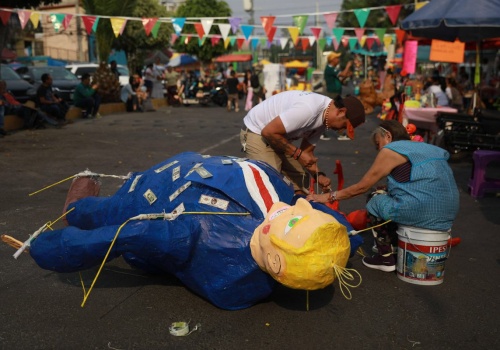 W ramach wielkanocnej tradycji Meksykanie spalili m.ini. kukły Trumpa i ICE