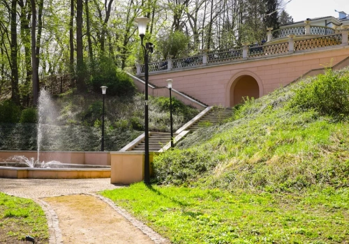 Kojarzy się z „mini-Łazienkami”. Mało znany zielony azyl Warszawy