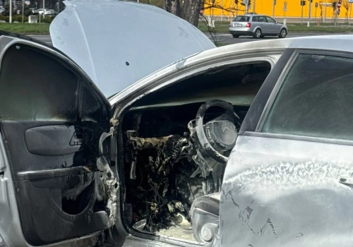 Pożar auta na parkingu supermarketu