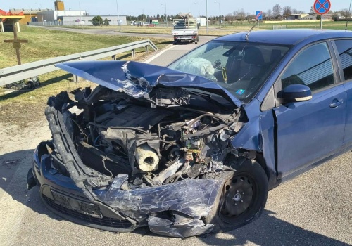 Wjechał w bariery na obwodnicy Lublina. Auto rozbite kierowcy nic się nie stało