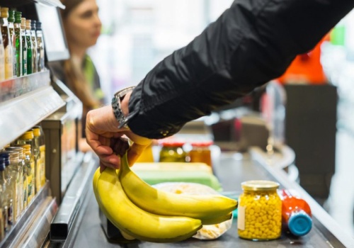 Polacy za obniżką VAT na żywność. Jest też ostra krytyka rządu