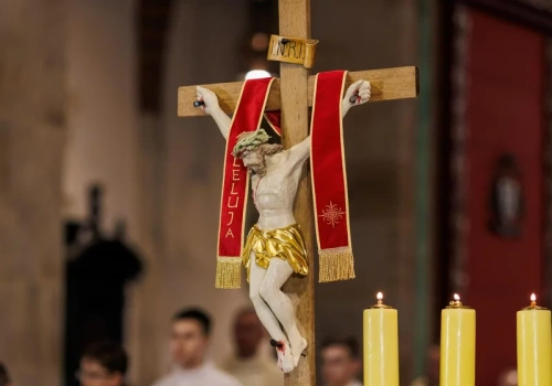 Meczet i budda na wielkanocnej grafice miejskiego portalu