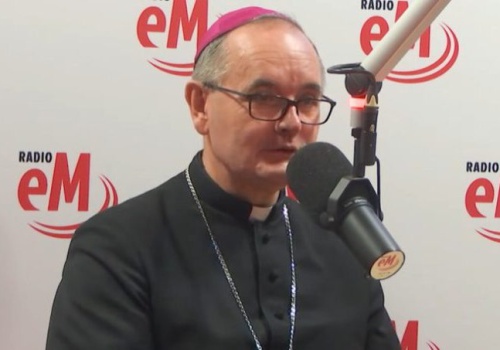 Abp Przybylski do katechumenów: Chrzest daje nam udział w Zmartwychwstaniu