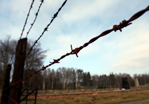 Tragiczna historia w cieniu Bałtyku. Turyści przyjeżdżają na plażę. Obok wyjątkowe muzeum
