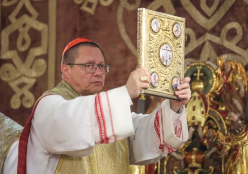 Kard. Ryś: Ludzie, którzy poszukują Zmartwychwstałego, bardzo potrzebują siebie wzajemnie