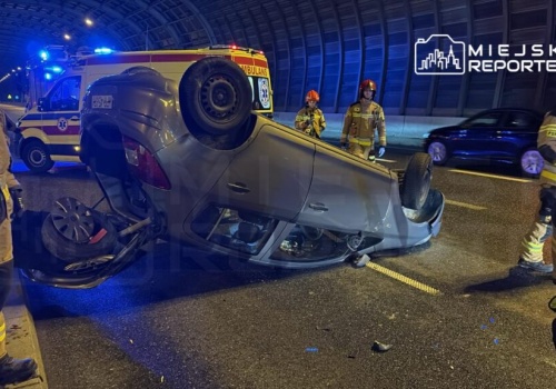 Dachowanie Opla na trasie S8. Dwa pasy są zablokowane