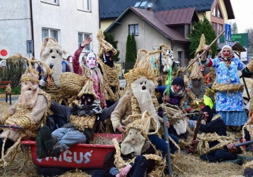 W nocy chodzą po wsi i proszą o datki albo robią psikusy. To przebierańcy w uplecionych ze słomy strojach
