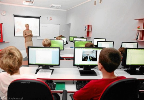 Cyfryzacja edukacji w polskiej szkole wstrzymana? Miały być miliardy z KPO. W tle śledztwo