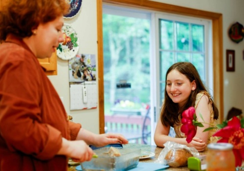 7 nieoczywistych korzyści ze wspólnych posiłków. Najwięcej zyskują nastolatki