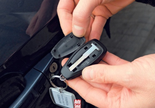 Pilot przestał działać, a w drzwiach samochodu nie ma zamka — co zrobić?