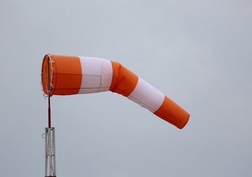 UWAGA: Nadciąga silny wiatr. IMGW wydaje ostrzeżenie