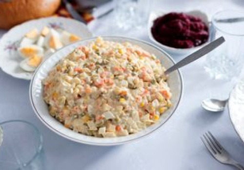 Ile sałatka jarzynowa może stać w lodówce? Po tym czasie lepiej jej nie jedz