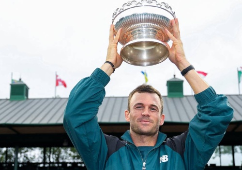 Obronił trzy piłki meczowe i został mistrzem. Wielkie emocje w finale turnieju ATP