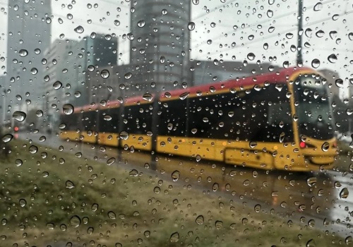 Załamanie pogody i silny wiatr. Burze, śnieg i spadek temperatur