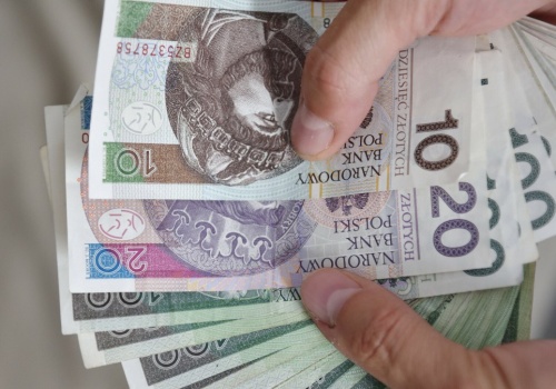 Teraz świadczenie wspierające jest wyższe. Kto może się o nie starać?