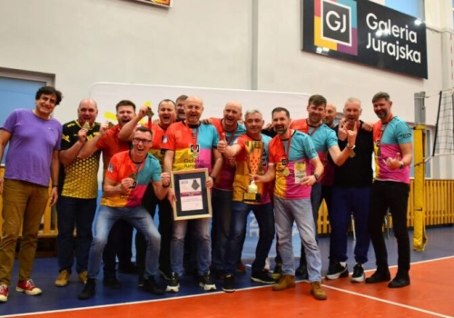 Zbliża się finał Ligi 40-Latków w piłce siatkowej