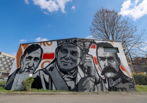 Nowy mural przy stadionie Cracovii. Hołd dla legend „Pasów” i historii Polski