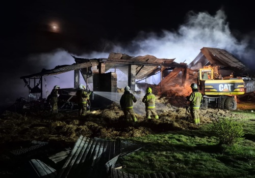 Pożar budynku gospodarczego. W środku słoma