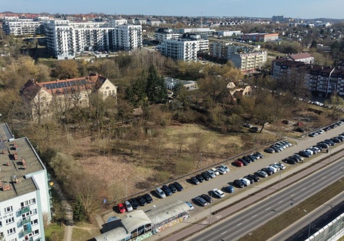 Zarośnięty plac przy ul. Wszystkich Świętych zamieni się w park