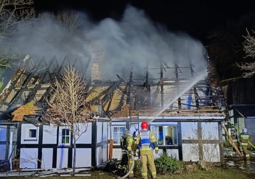 Dom zniszczony przez ogień w Swołowie. Dwie osoby poszkodowane
