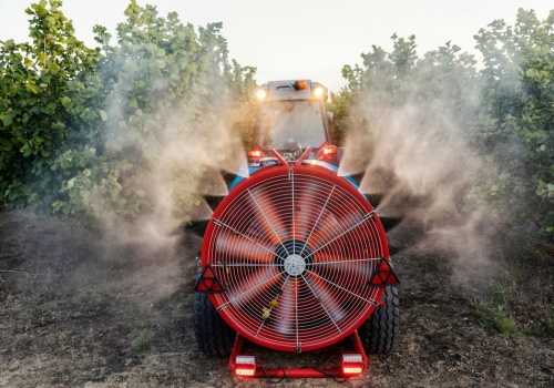 Europejskie firmy eksportują pestycydy zakazane w UE. Część toksyn wraca na europejskie stoły
