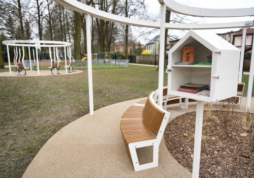 W parkach kieszonkowych napotkasz książki i… mruczka